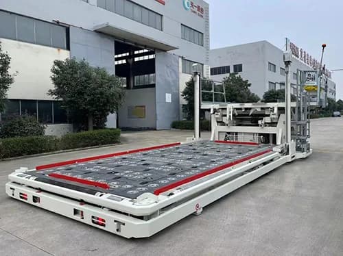 What are the precautions for using the cargo loader at the airport?