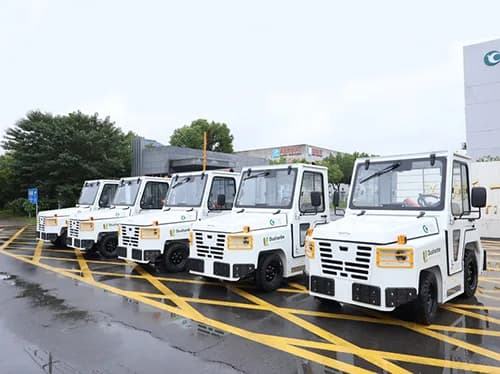 What are the operating regulations for electric baggage tractors?