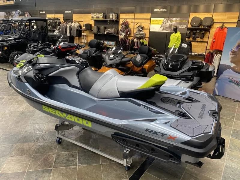 Sea-Doo RXT-X 325 Manta Green/Fiery Red with Trailer