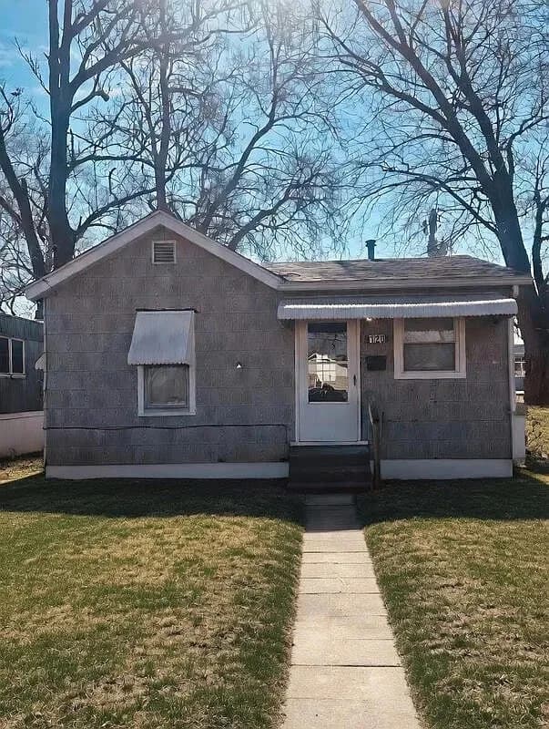 120 Lakeside Ave, East Alton, IL 62024-$400/2BR