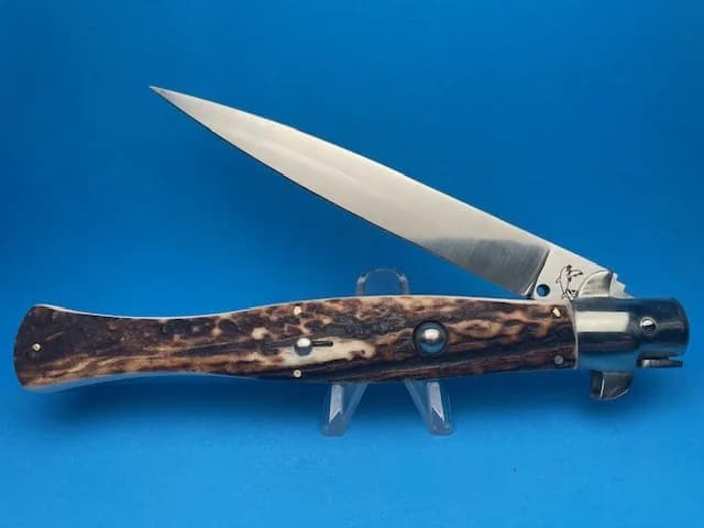 Showcasing the Exquisite Dolphin Stag Mariano Switchblade
