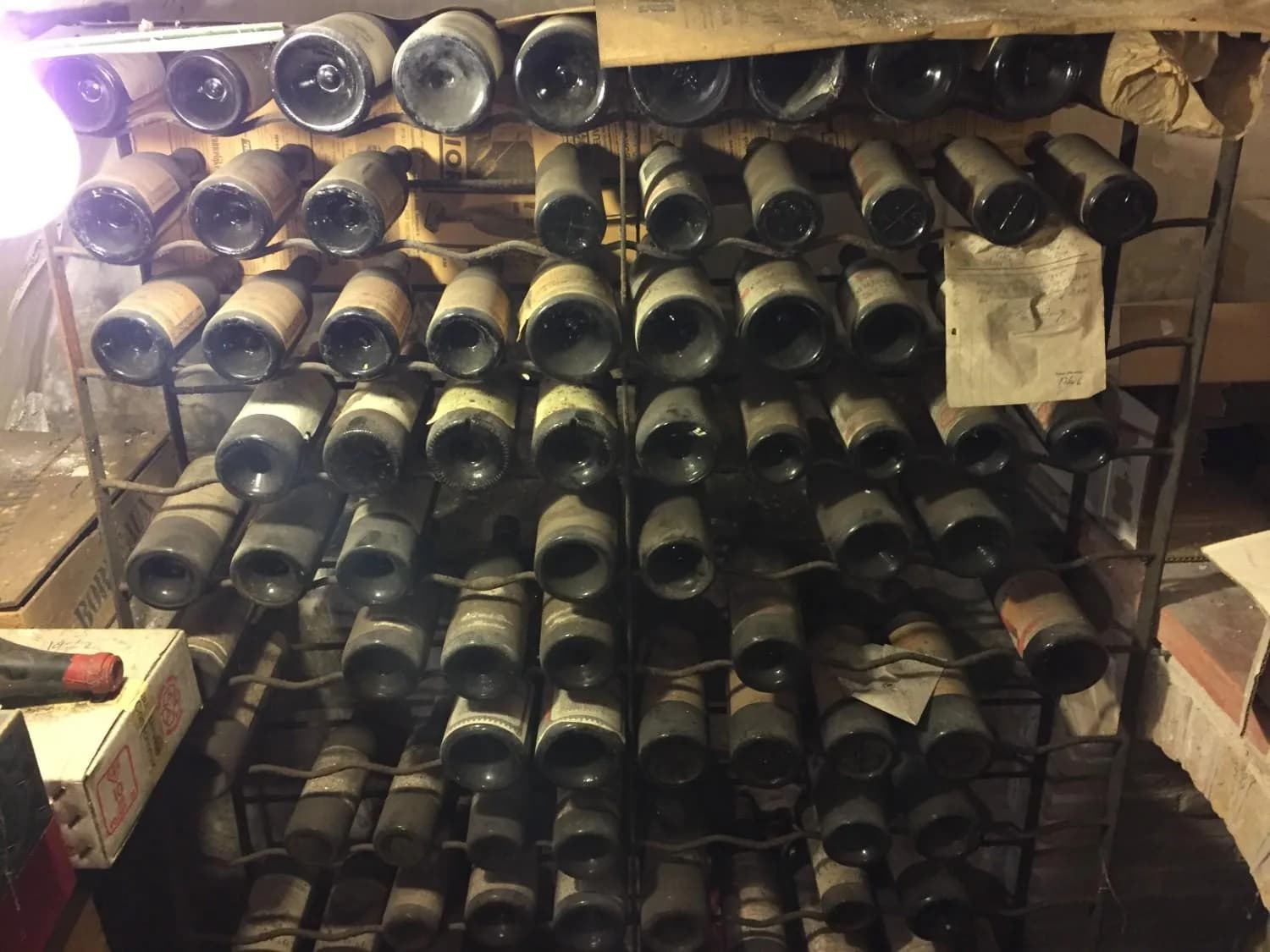 Wijnen Verkopen Sell Vintage Wines with Corks & Caps