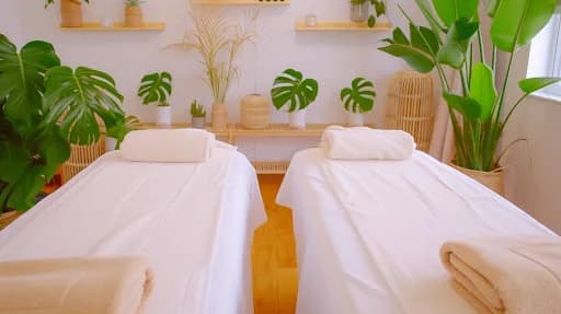 Living Earth Crafts: Choosing an LED Light Therapy Spa Table for a Luxury Spa Setup