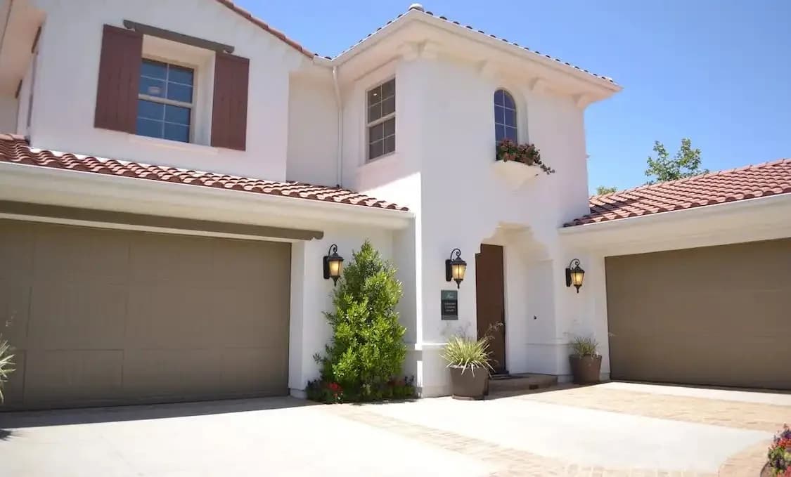Garage doors and remote controls Cainlra