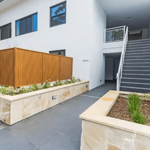 Himalayan Sandstone Crazy Paving: Natural Warmth & Poolside Luxury