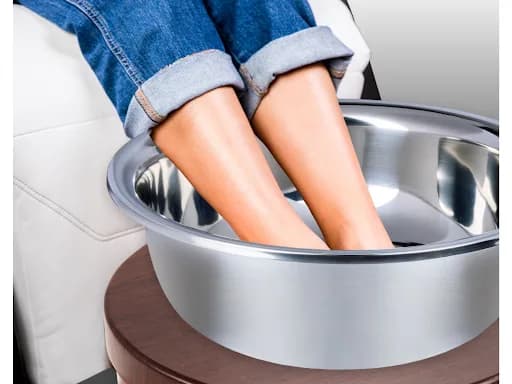 3 Essential Manicure Equipment Pieces for Small Spaces